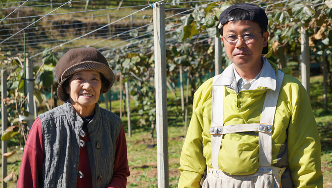 若月農園の若月英美さんと息子の隆さん。