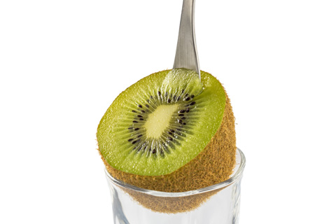 半分に切ったキウイフルーツ